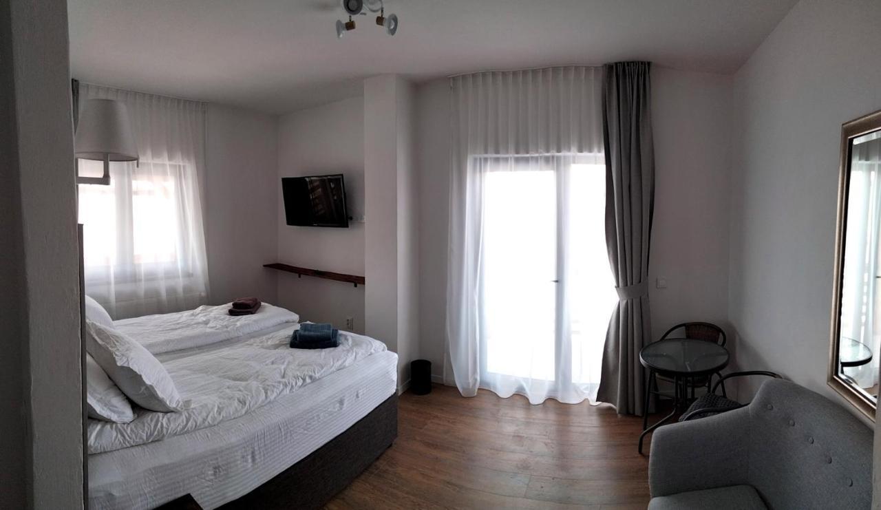 Casa Comilor Bed & Breakfast Surdesti  ภายนอก รูปภาพ