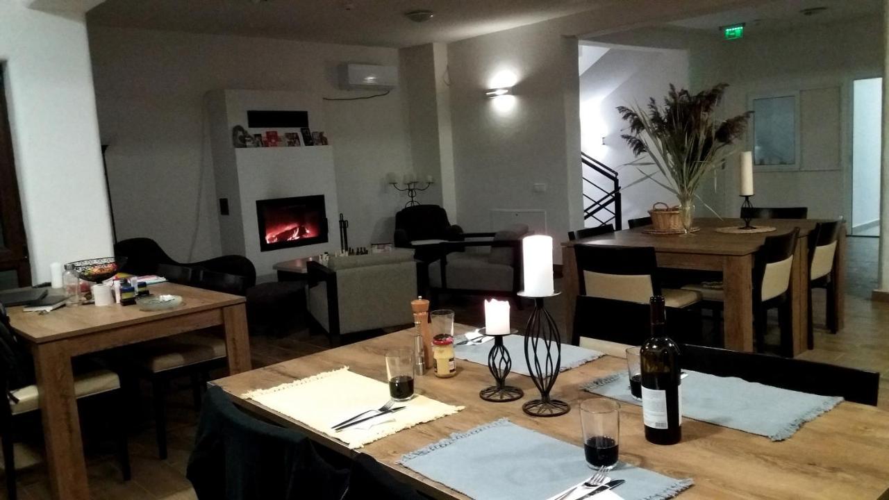 Casa Comilor Bed & Breakfast Surdesti  ภายนอก รูปภาพ