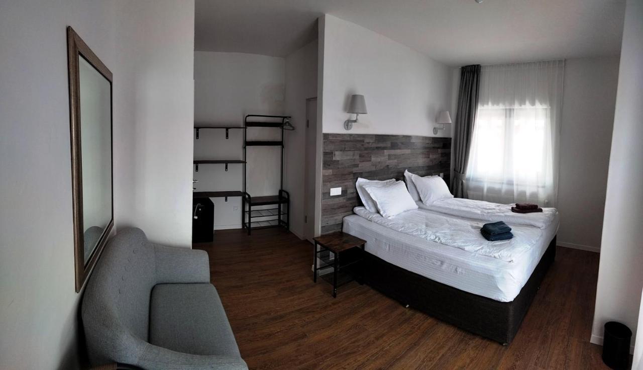Casa Comilor Bed & Breakfast Surdesti  ภายนอก รูปภาพ