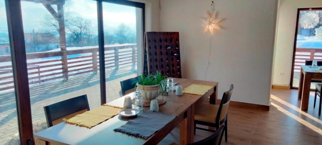 Casa Comilor Bed & Breakfast Surdesti  ภายนอก รูปภาพ