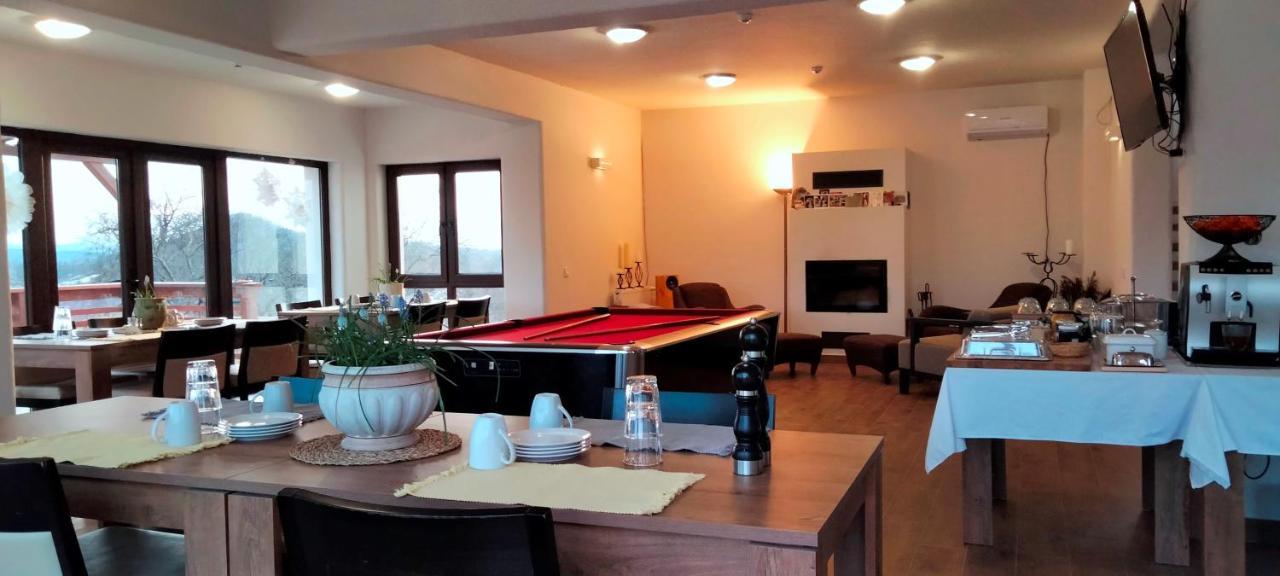 Casa Comilor Bed & Breakfast Surdesti  ภายนอก รูปภาพ