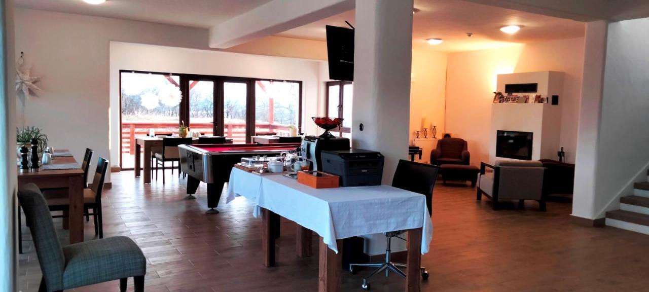 Casa Comilor Bed & Breakfast Surdesti  ภายนอก รูปภาพ