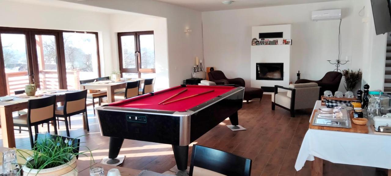 Casa Comilor Bed & Breakfast Surdesti  ภายนอก รูปภาพ